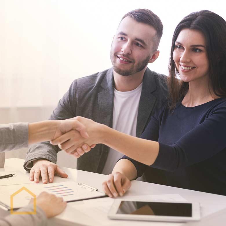 Ehepaar bei City Immobilienmakler