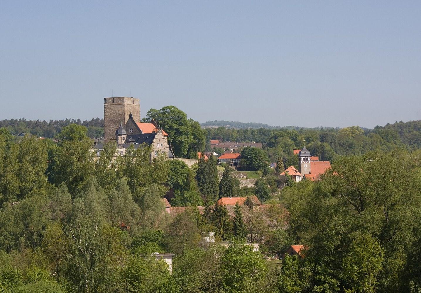 Panoramablick über Adelebsen – Rathaus und Natur