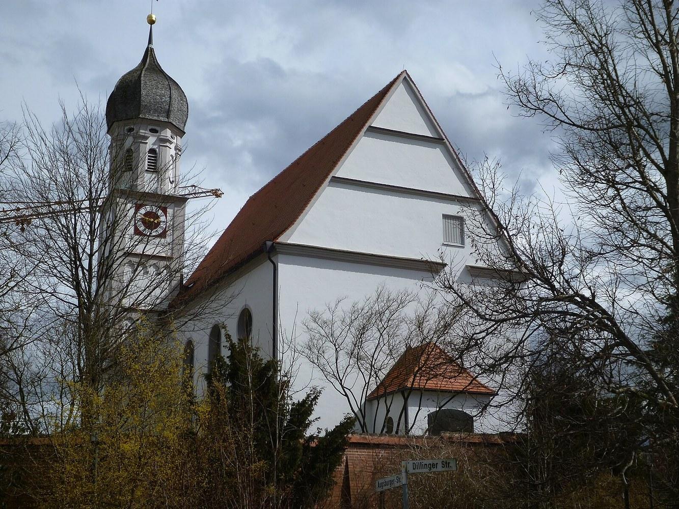 Panoramablick über Adelsried – Rathaus und Umgebung