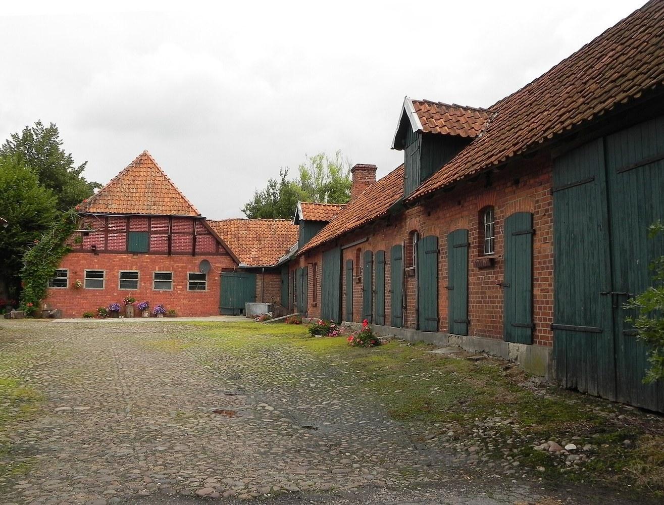 Panoramablick über Ahnsbeck – Rathaus, Maschsee und Skyline