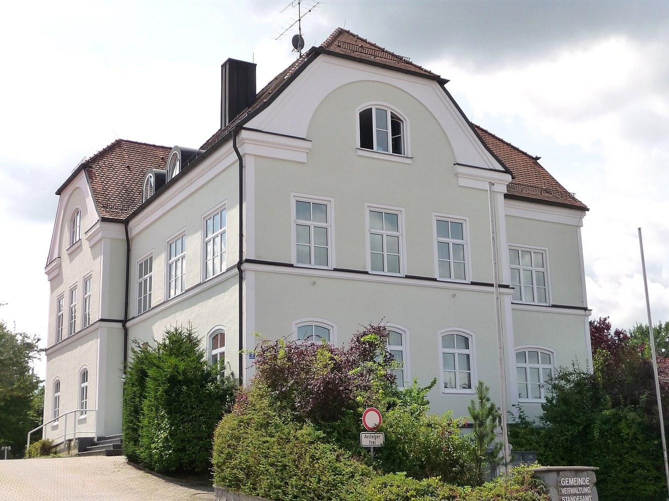 Panoramablick über Aholming – Rathaus und Landschaft