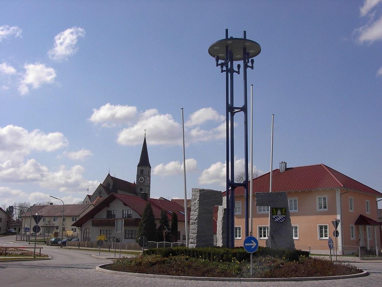 Panoramablick über Aiterhofen – Rathaus und Natur