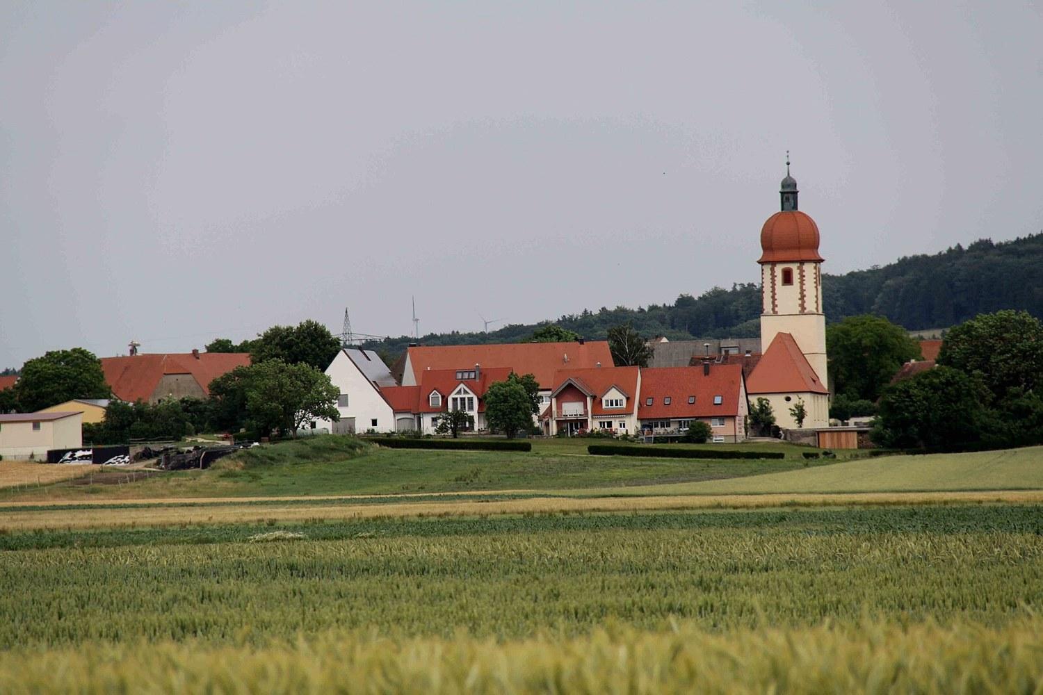 Panoramablick über Alesheim – Rathaus, Maschsee und Skyline