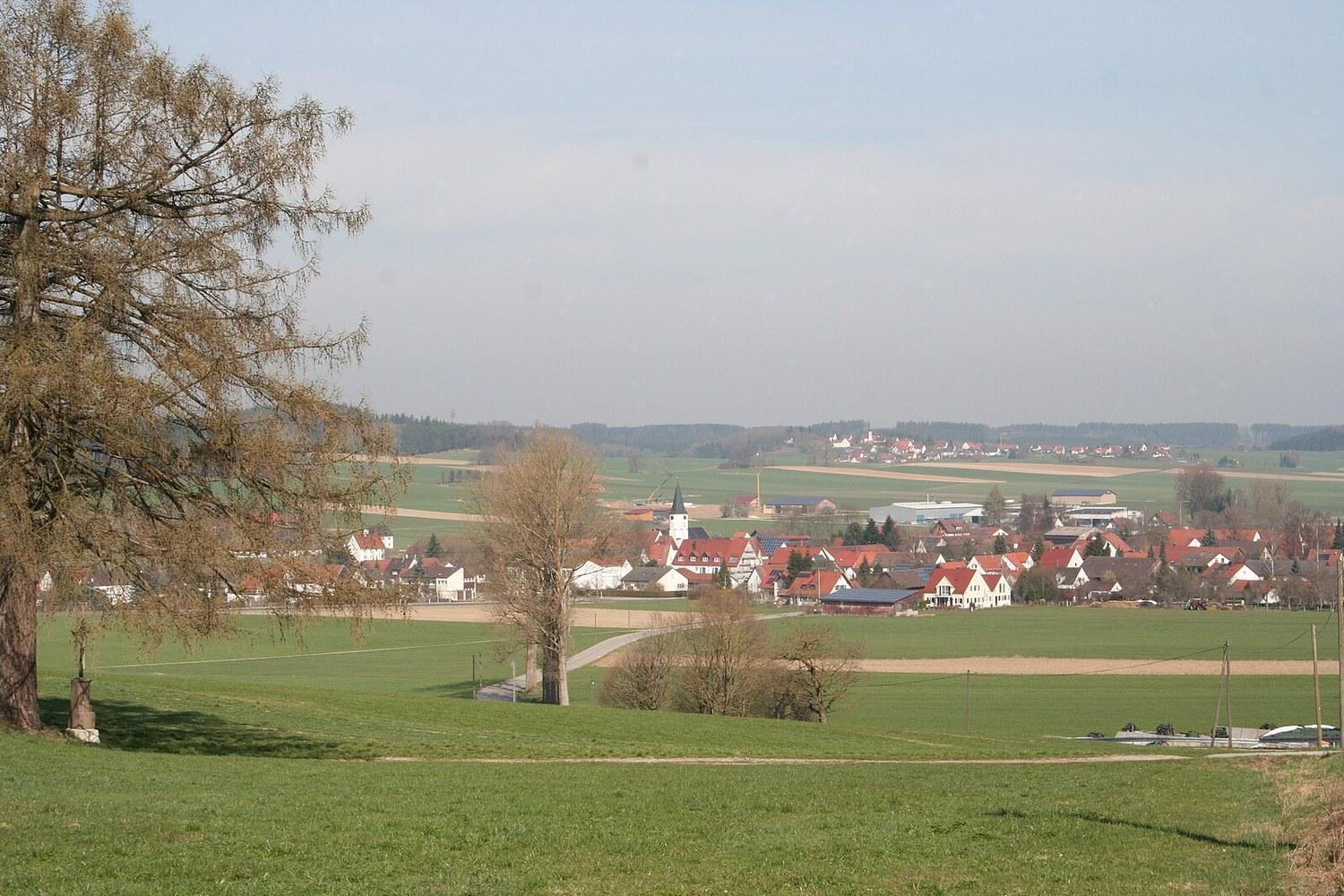 Panoramablick über Aletshausen – Rathaus, Maschsee und Skyline