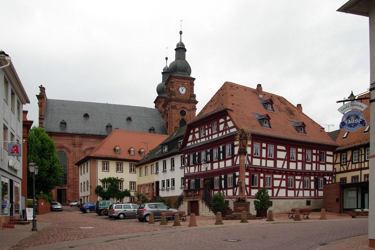 Panoramablick über Amorbach – Rathaus, Maschsee und Skyline