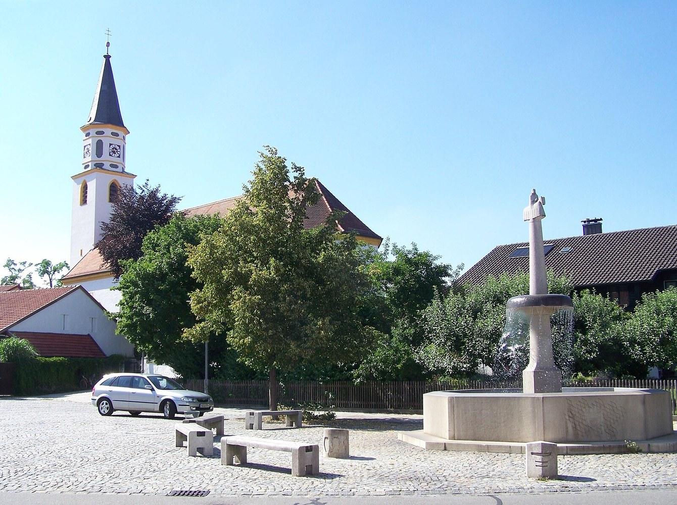 Panoramablick über Ampfing – Rathaus, Maschsee und Skyline