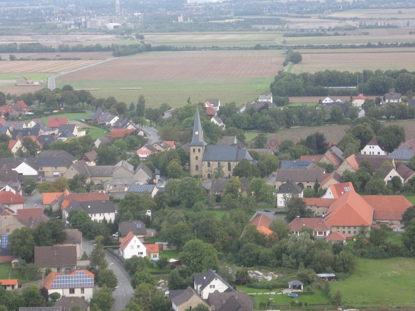 Panoramablick über Anröchte – Rathaus und Umgebung