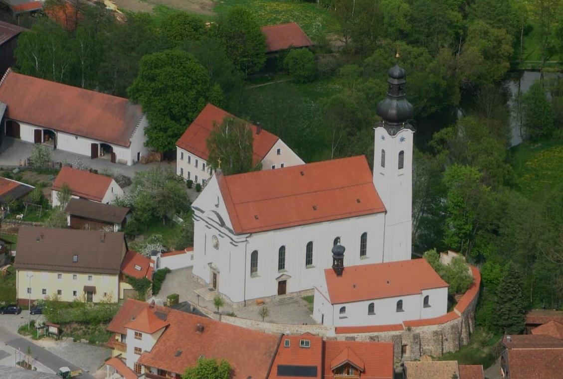Panoramablick über Arnschwang – Rathaus, Maschsee und Skyline
