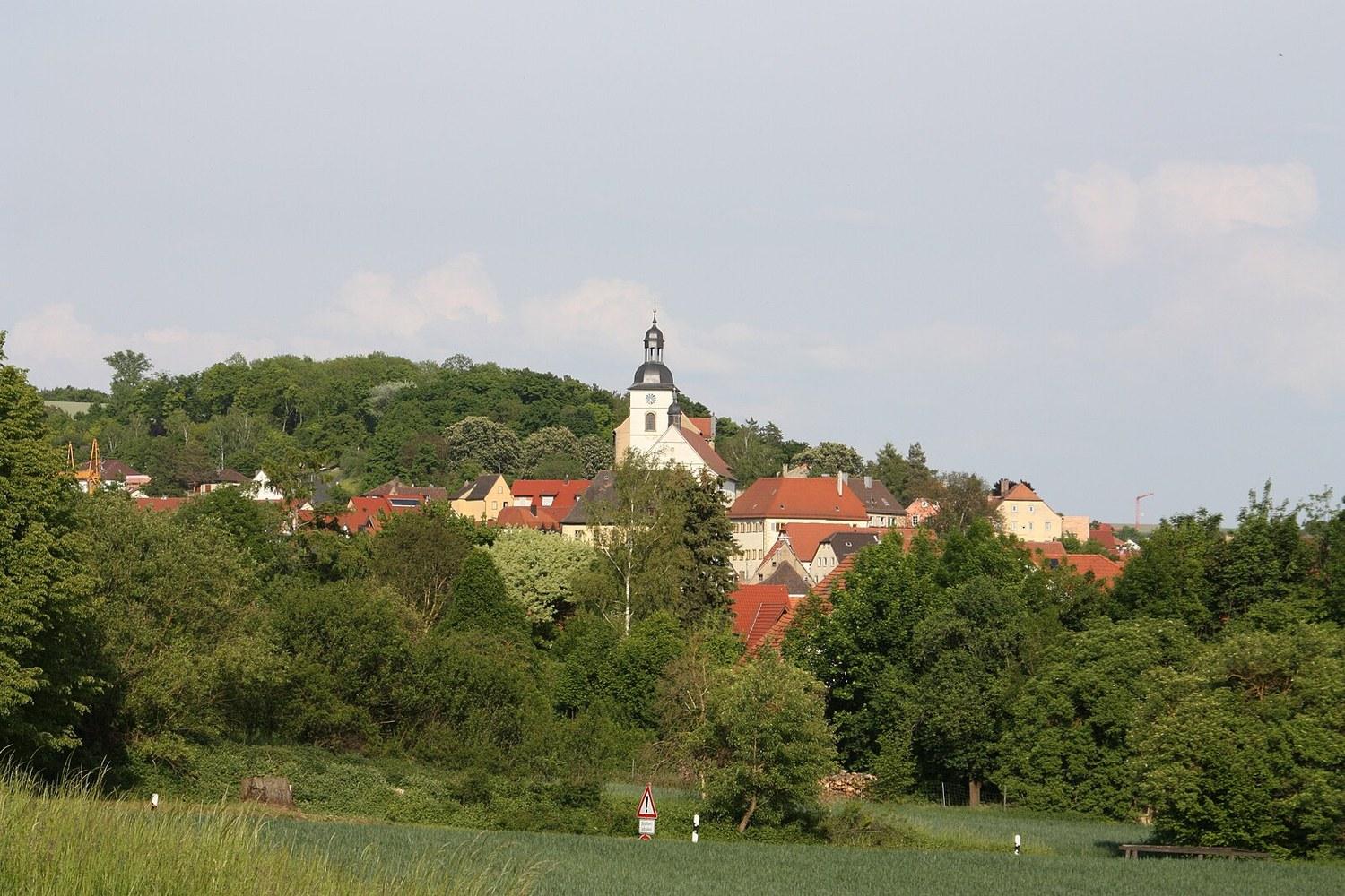 Panoramablick über Arnstein – Rathaus, Maschsee und Skyline