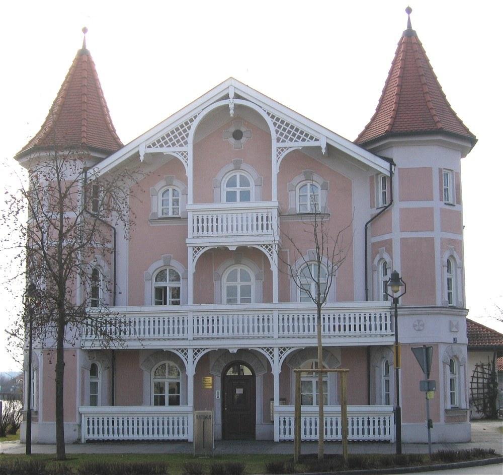Panoramablick über Aßling – Rathaus, Maschsee und Skyline