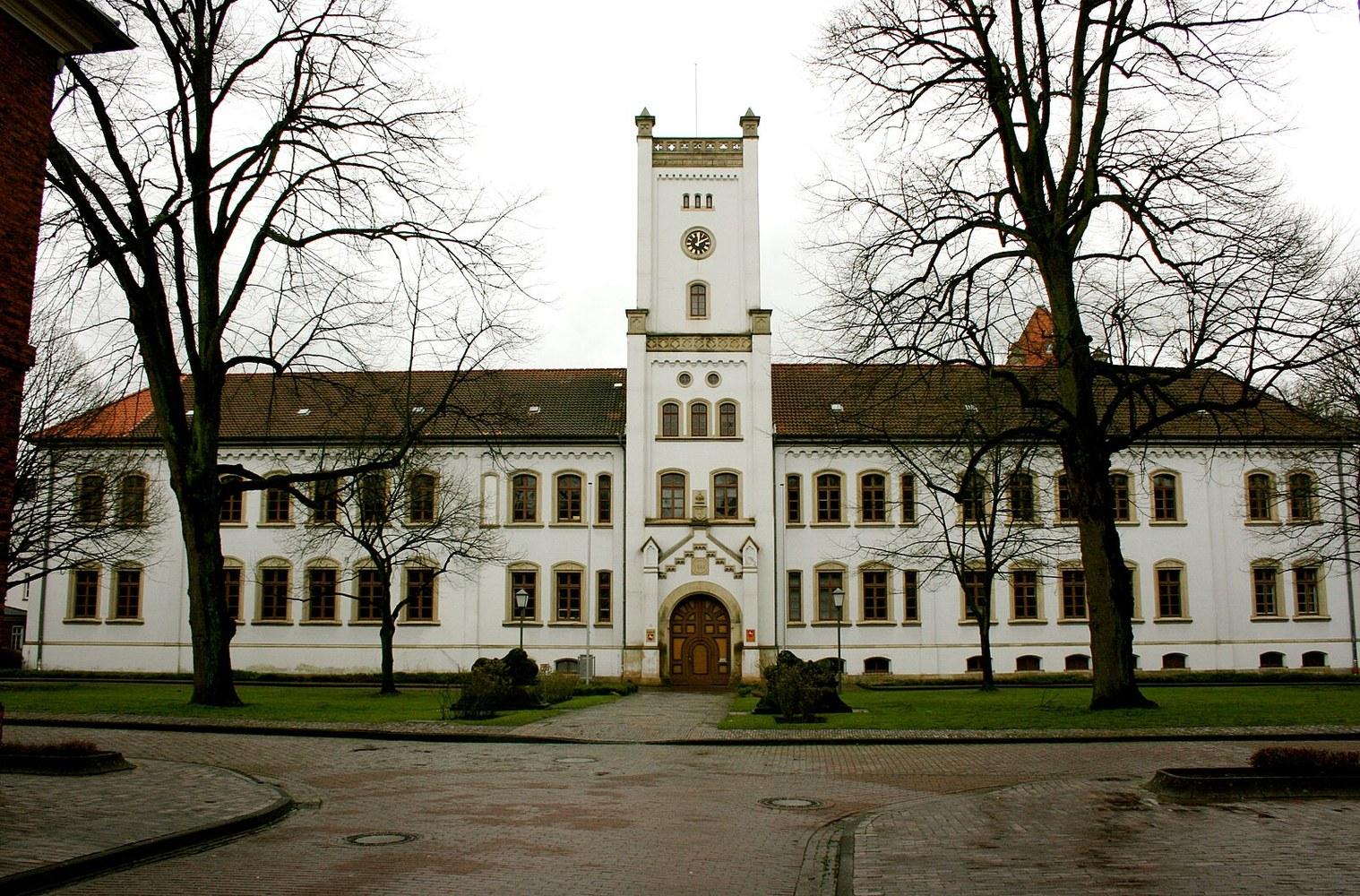 Panoramablick über Aurich – Rathaus und Stadtlandschaft