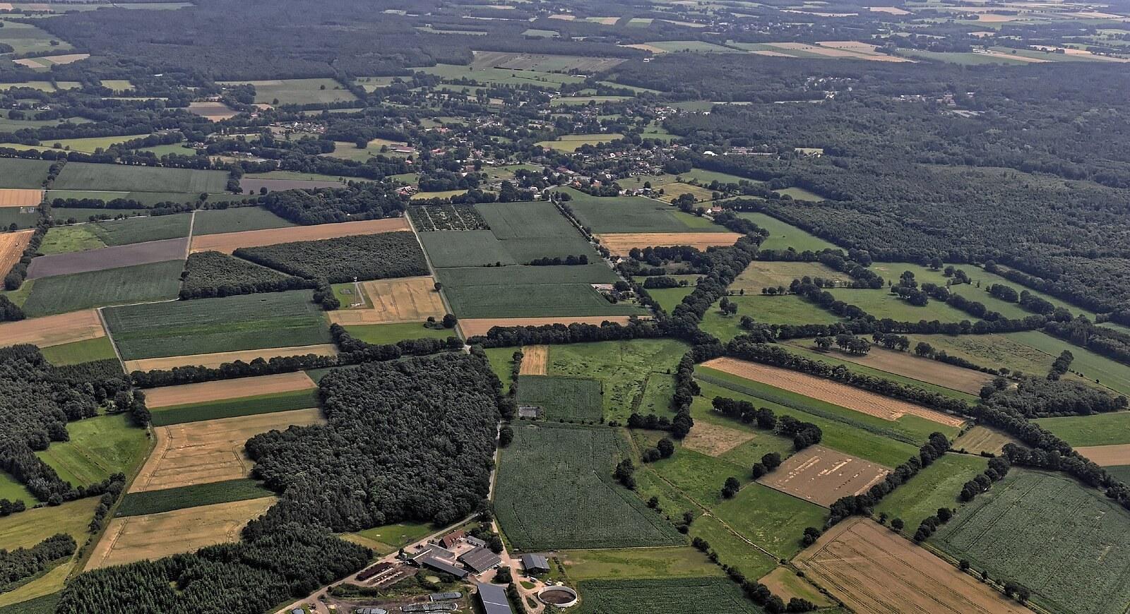 Panoramablick über Axstedt – Rathaus, Maschsee und Skyline