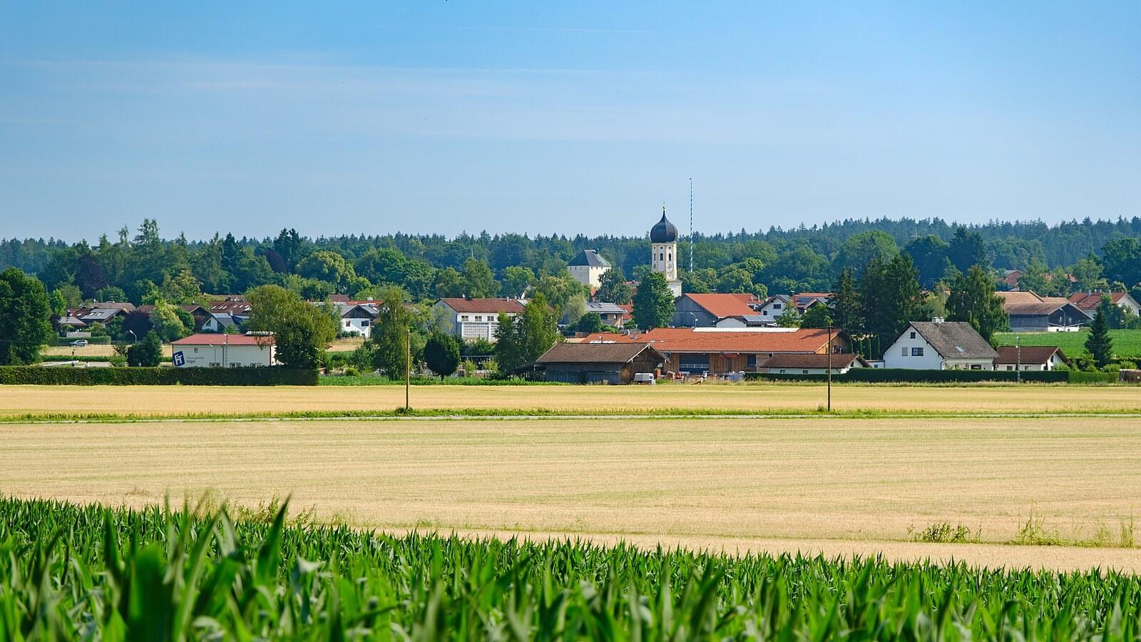 Panoramablick über Aying – Rathaus, Maschsee und Skyline