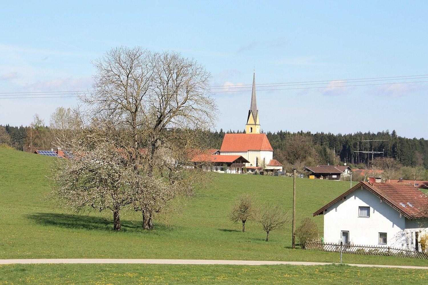 Panoramablick über Babensham – Rathaus, Maschsee und Skyline