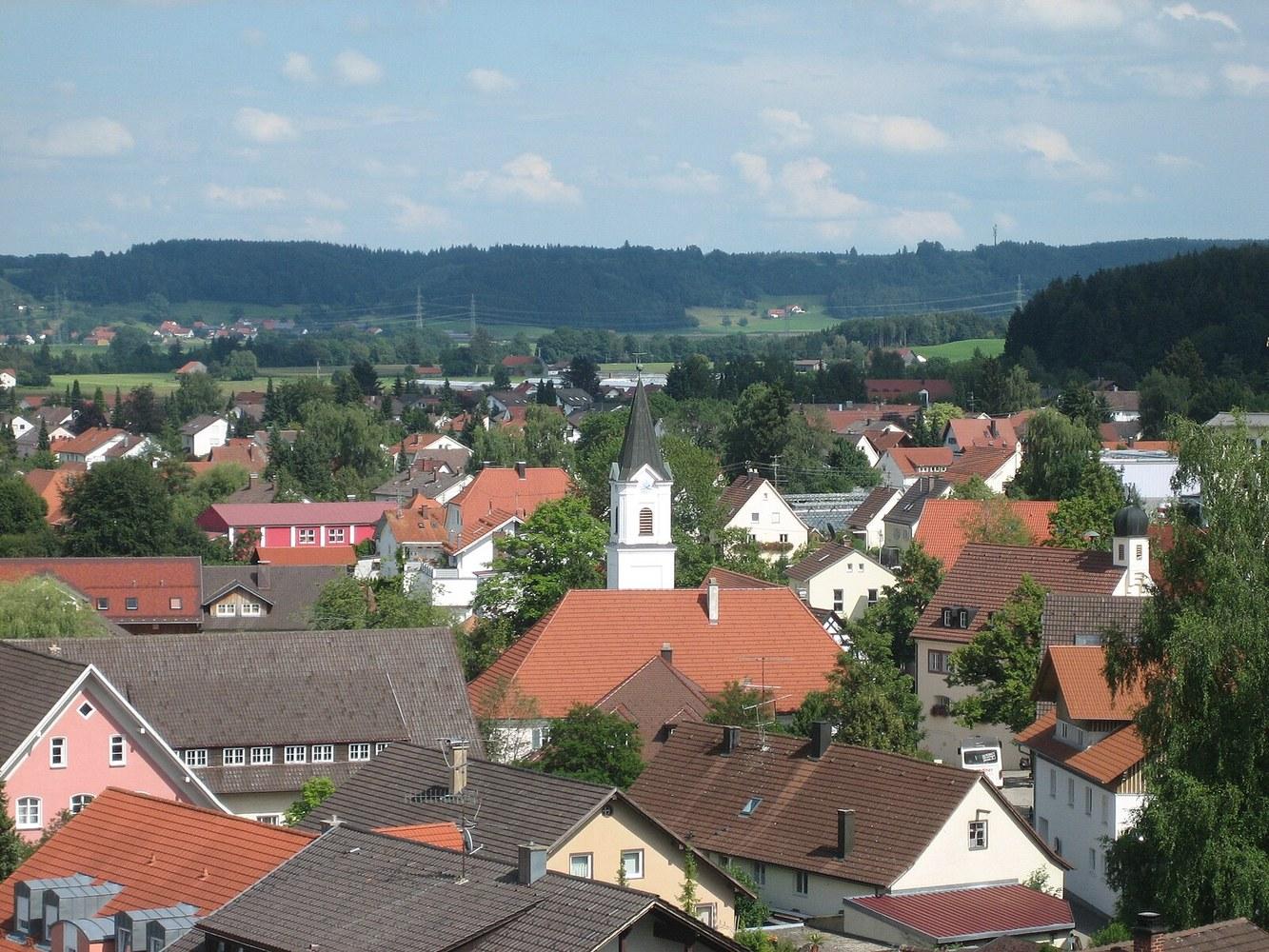 Panoramablick über Bad Grönenbach – Rathaus, Maschsee und Skyline