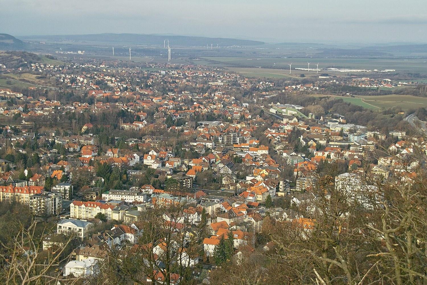 Panoramablick über Bad Harzburg – Rathaus und Natur