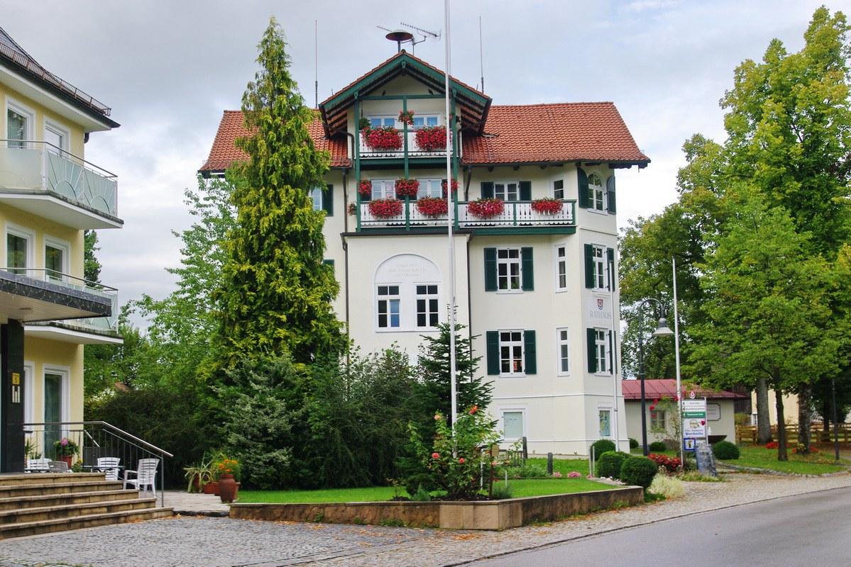 Panoramablick über Bad Heilbrunn – Rathaus, Maschsee und Skyline