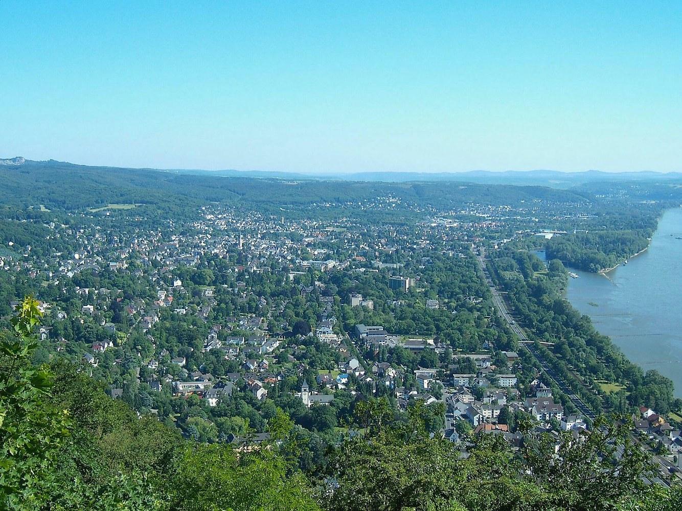 Panoramablick über Bad Honnef – Rathaus, Rhein und Stadtansicht