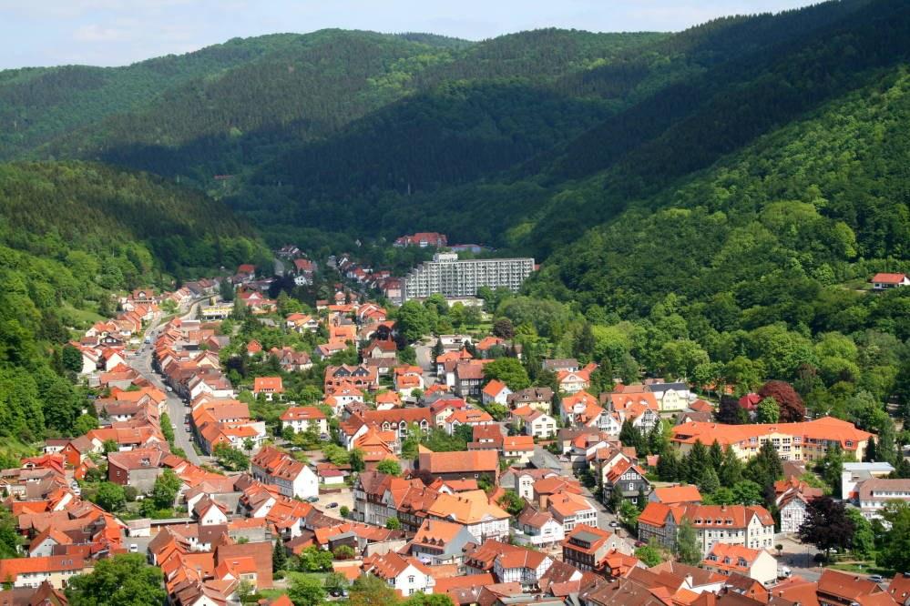Panoramablick über Bad Lauterberg im Harz – Rathaus und Umgebung