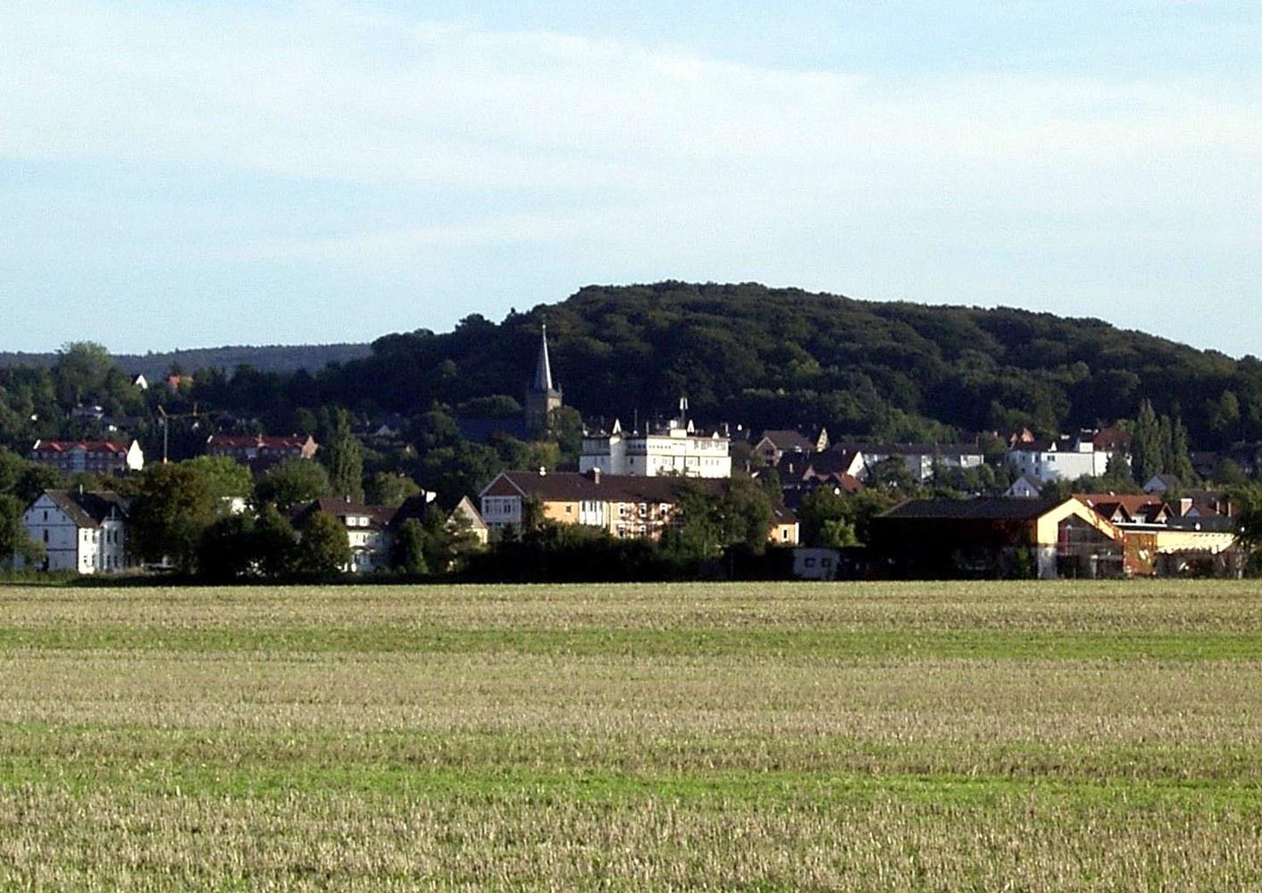 Panoramablick über Bad Nenndorf – Rathaus und Landschaft