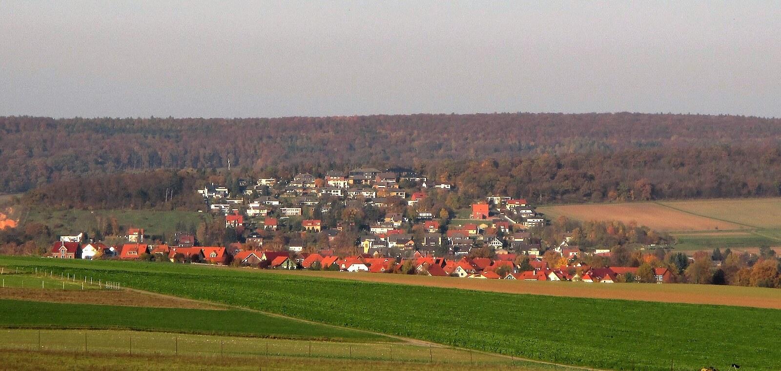 Panoramablick über Baddeckenstedt – Rathaus und Umgebung