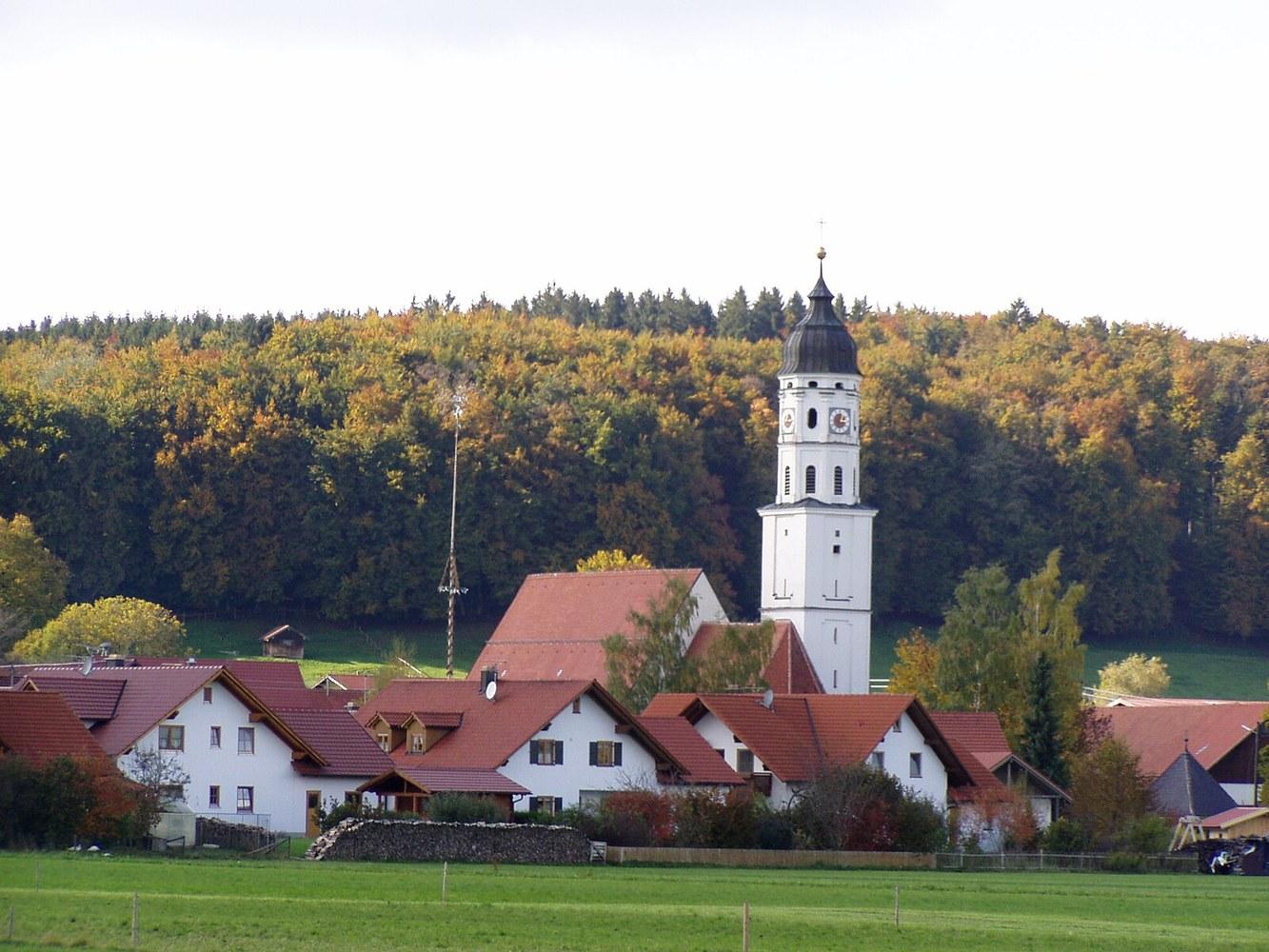 Panoramablick über Baisweil – Rathaus, Maschsee und Skyline