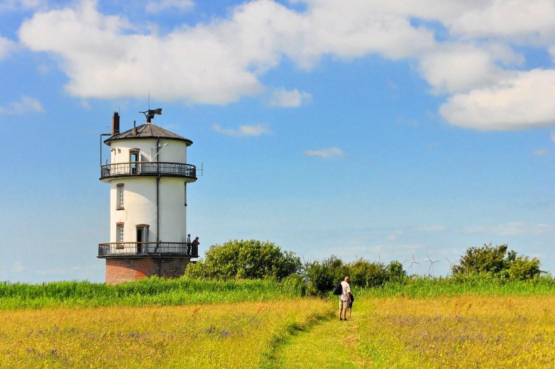 Panoramablick über Balje – Rathaus und Natur