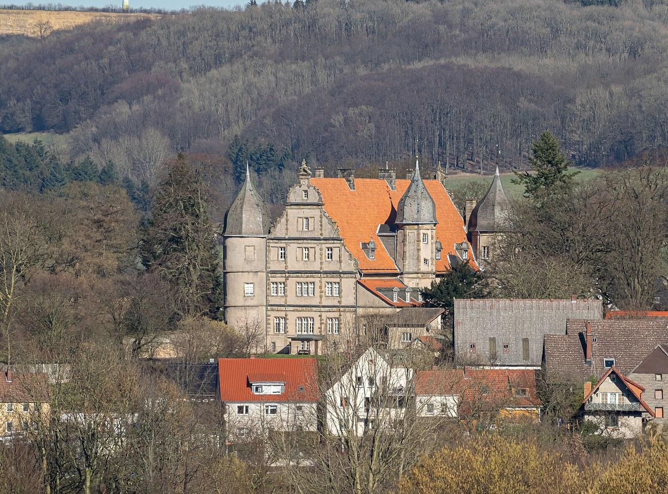 Panoramablick über Barntrup – Rathaus, Maschsee und Skyline