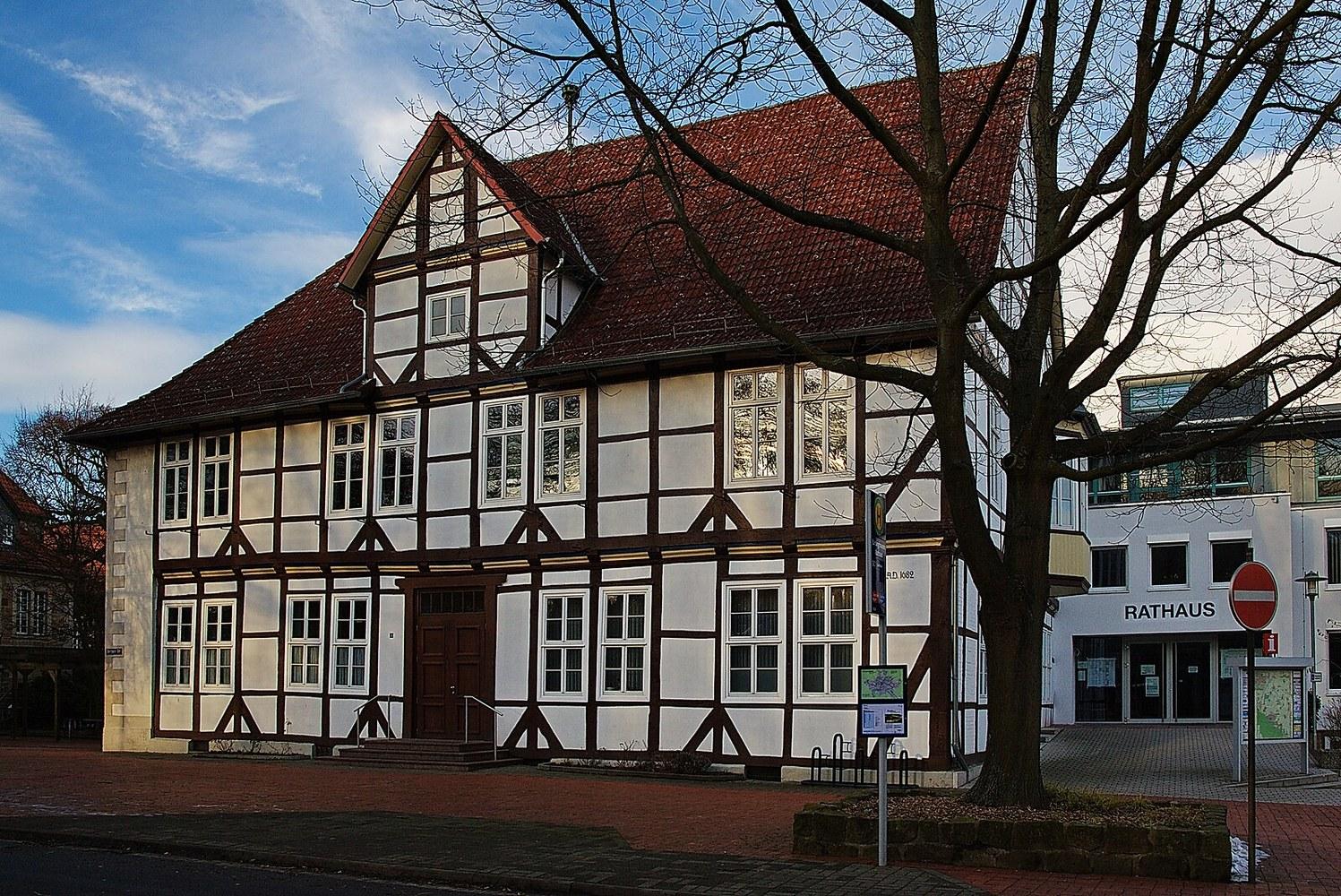 Panoramablick über Barsinghausen – Rathaus und grüne Umgebung