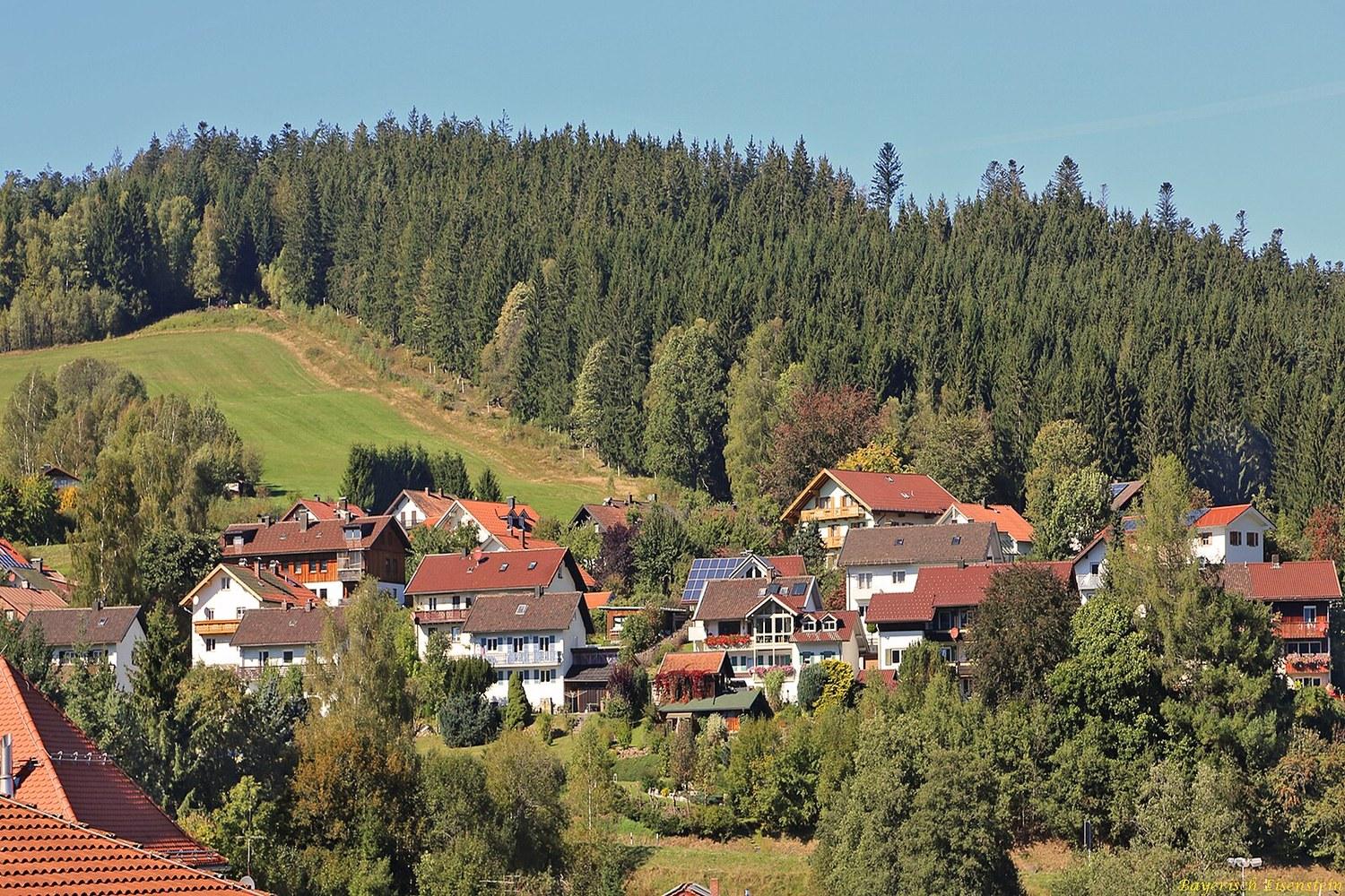 Panoramablick über Bayerisch Eisenstein – Rathaus, Maschsee und Skyline