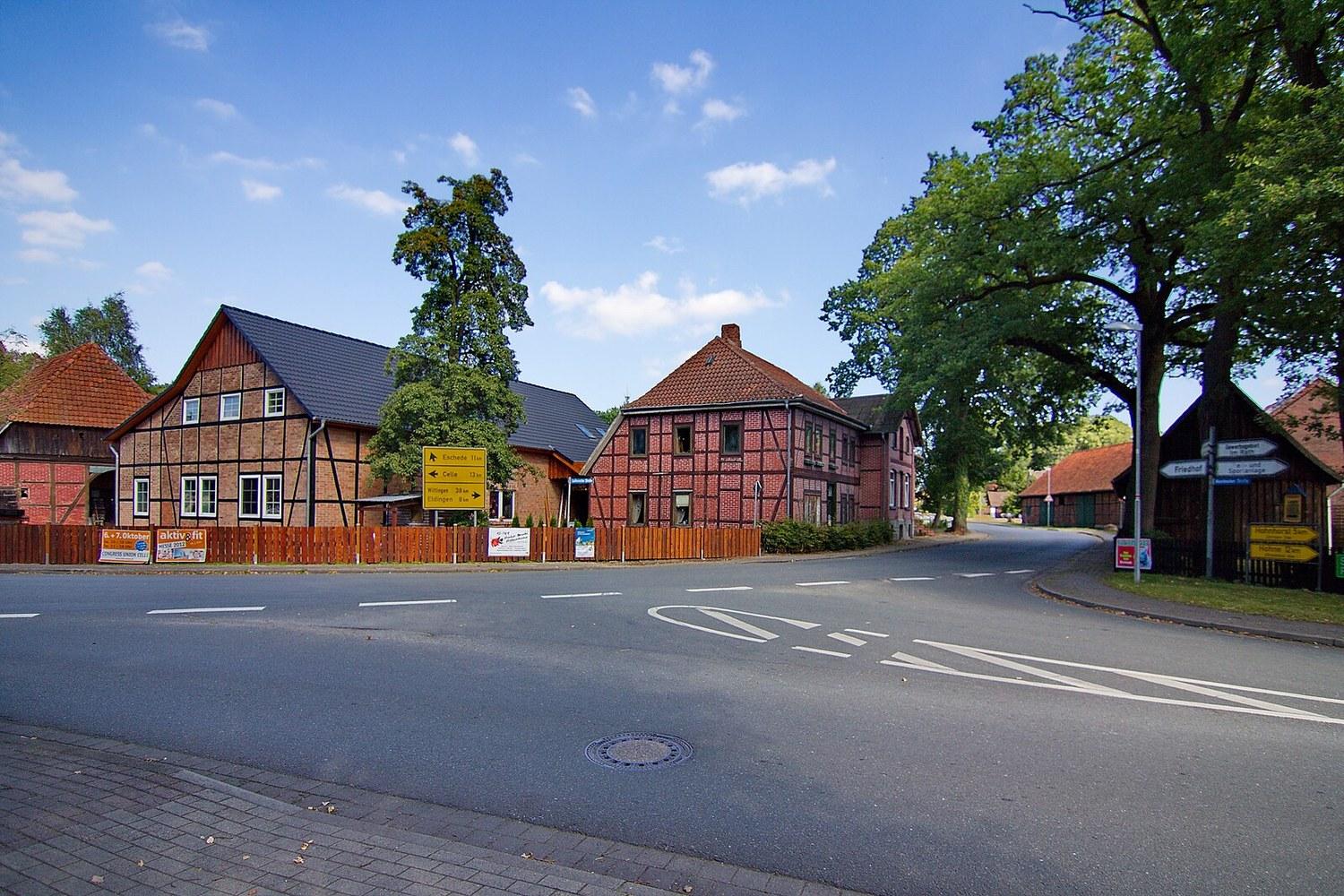 Panoramablick über Beedenbostel – Rathaus, Maschsee und Skyline