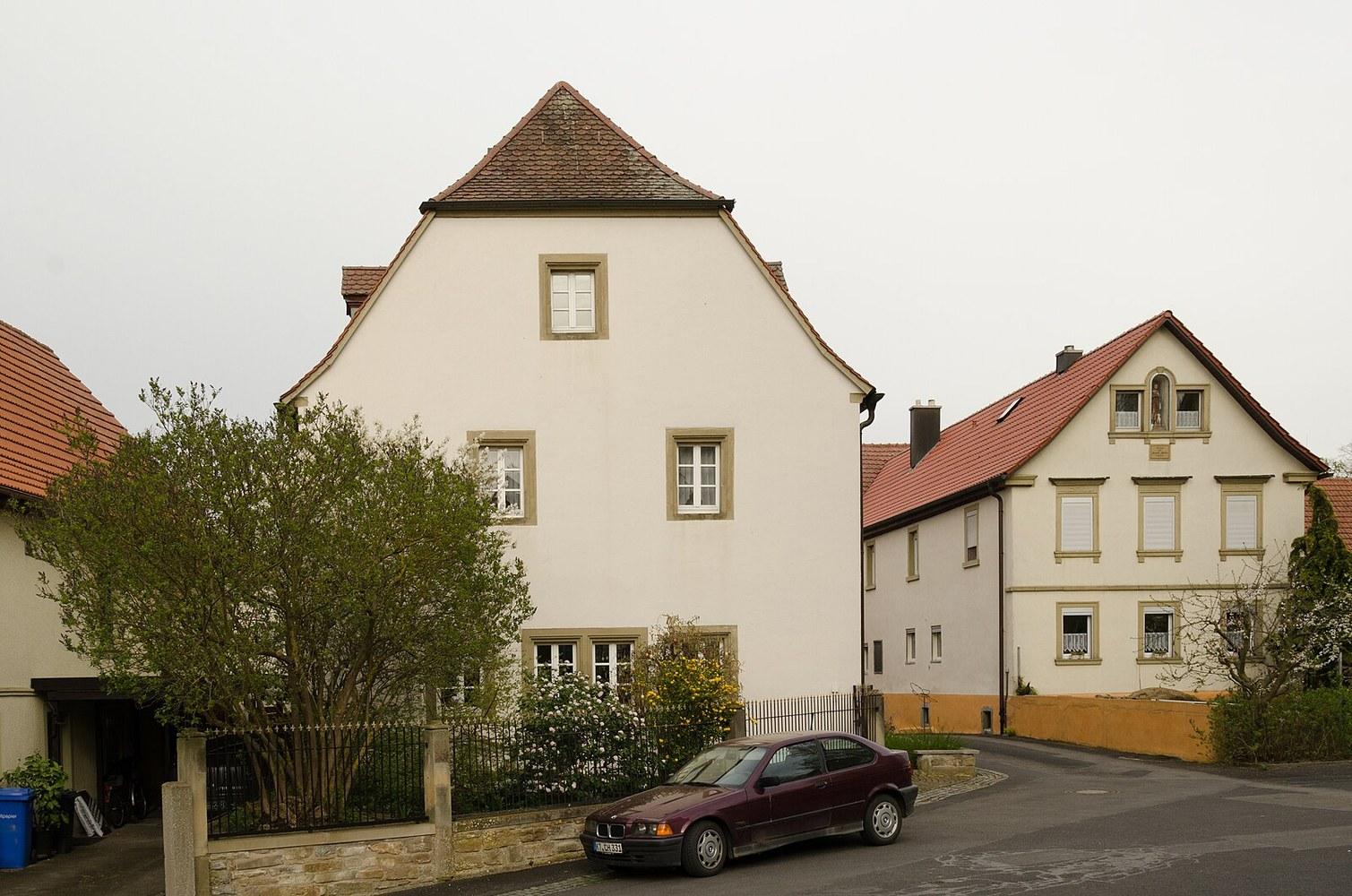 Panoramablick über Bergtheim – Rathaus, Maschsee und Skyline