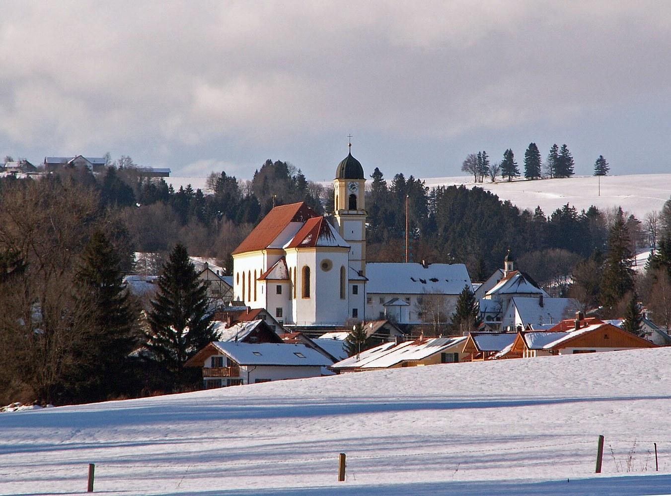 Panoramablick über Bernbeuren – Rathaus, Maschsee und Skyline