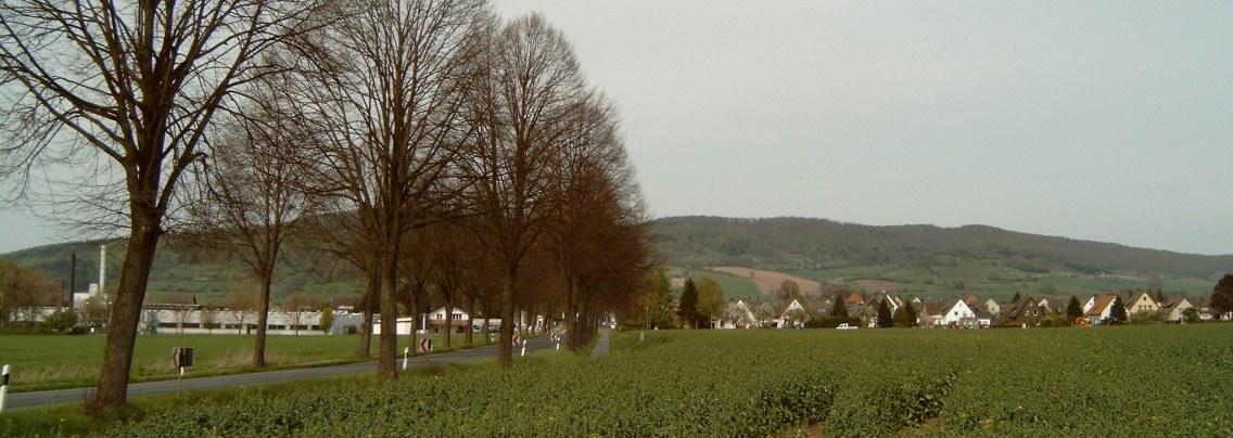 Panoramablick über Bevern – Rathaus und Natur