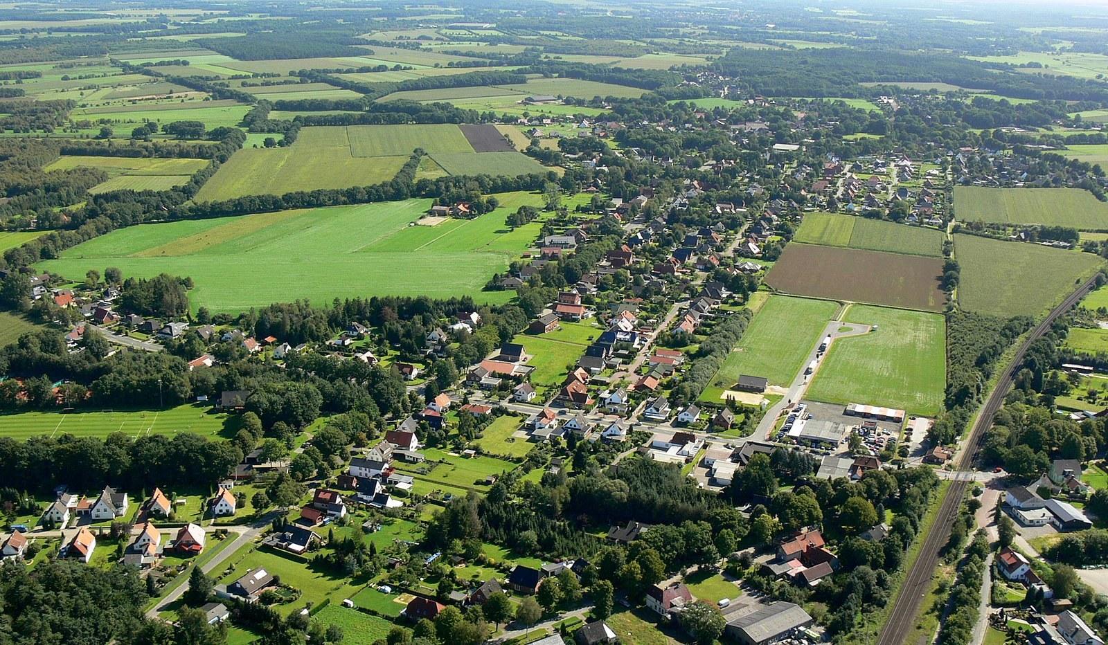 Panoramablick über Beverstedt – Rathaus und Landschaft