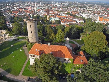 Panoramablick über Bielefeld – Rathaus, Maschsee und Skyline