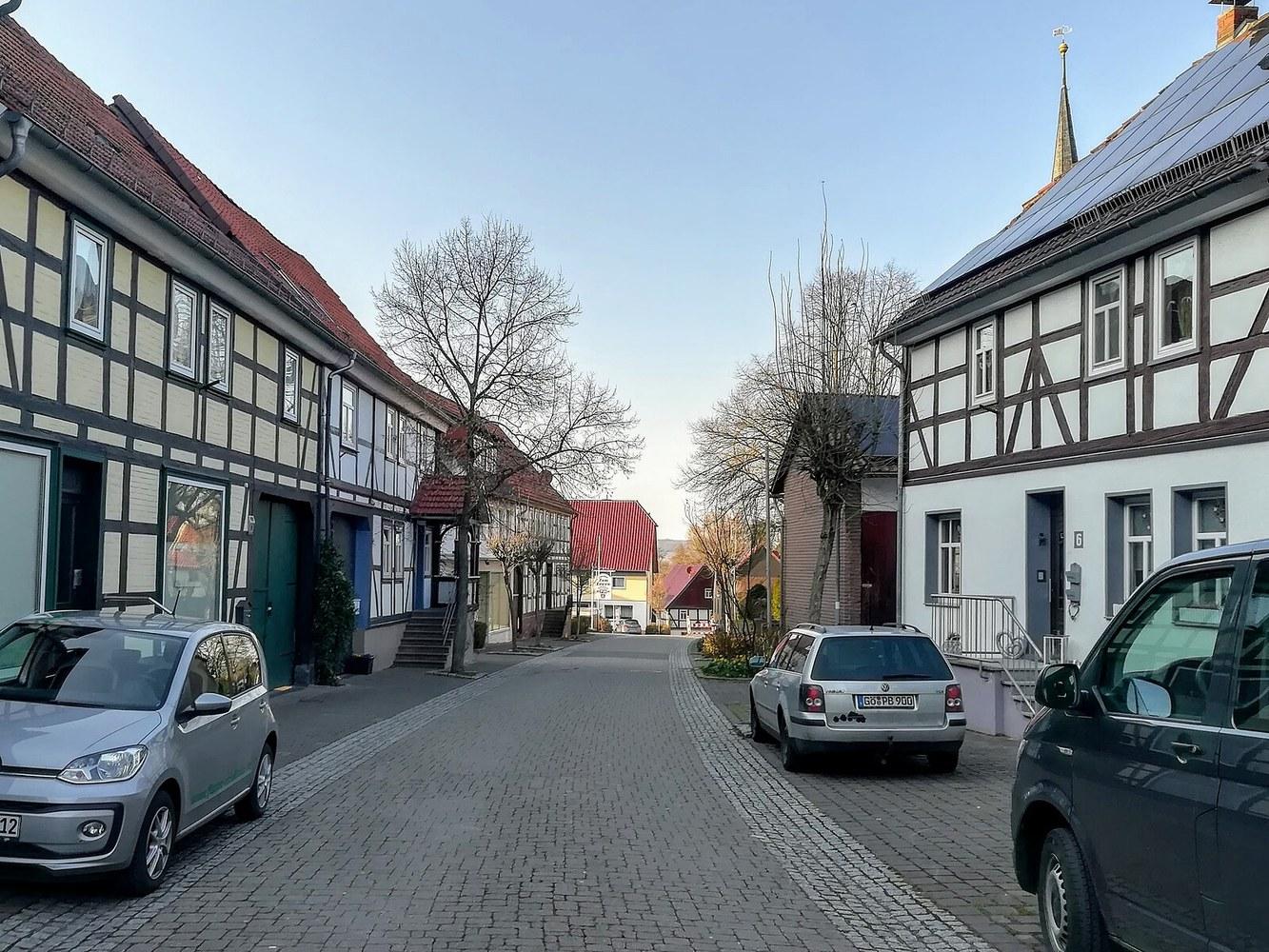 Panoramablick über Bilshausen – Rathaus und Natur