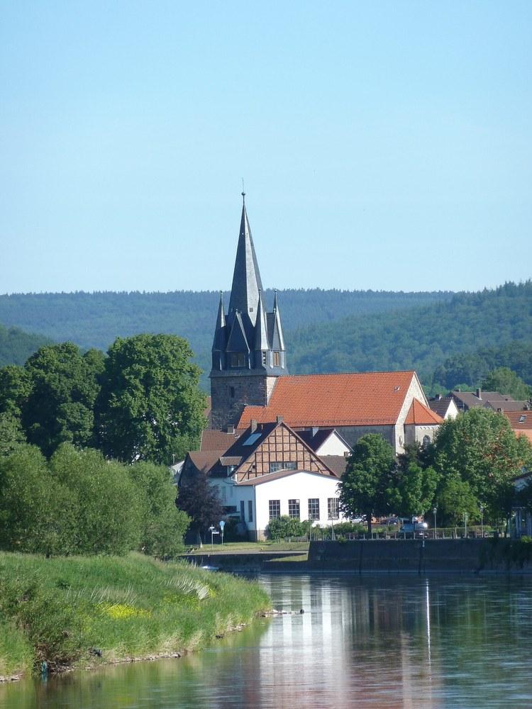 Panoramablick über Bodenfelde – Rathaus und Natur