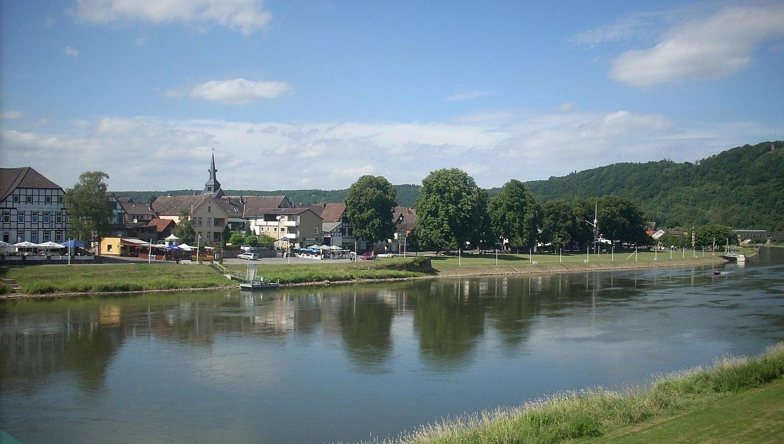 Panoramablick über Bodenwerder – Rathaus und Landschaft