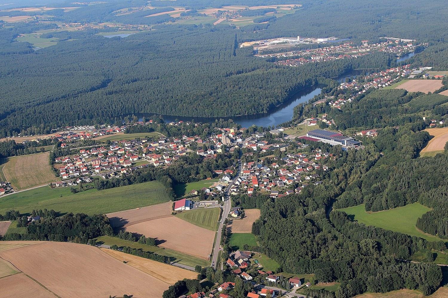Panoramablick über Bodenwöhr – Rathaus, Maschsee und Skyline