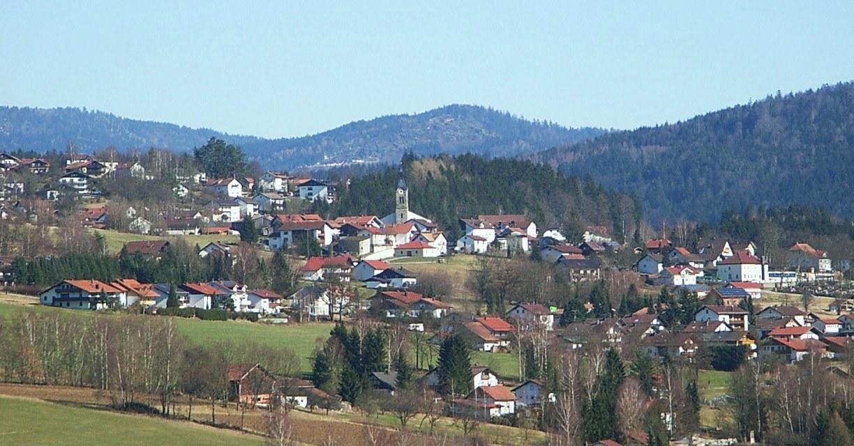 Panoramablick über Böbrach – Rathaus, Maschsee und Skyline