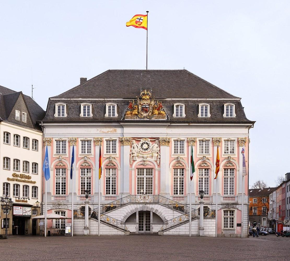 Panoramablick über Bonn – Rathaus, Rhein und Skyline