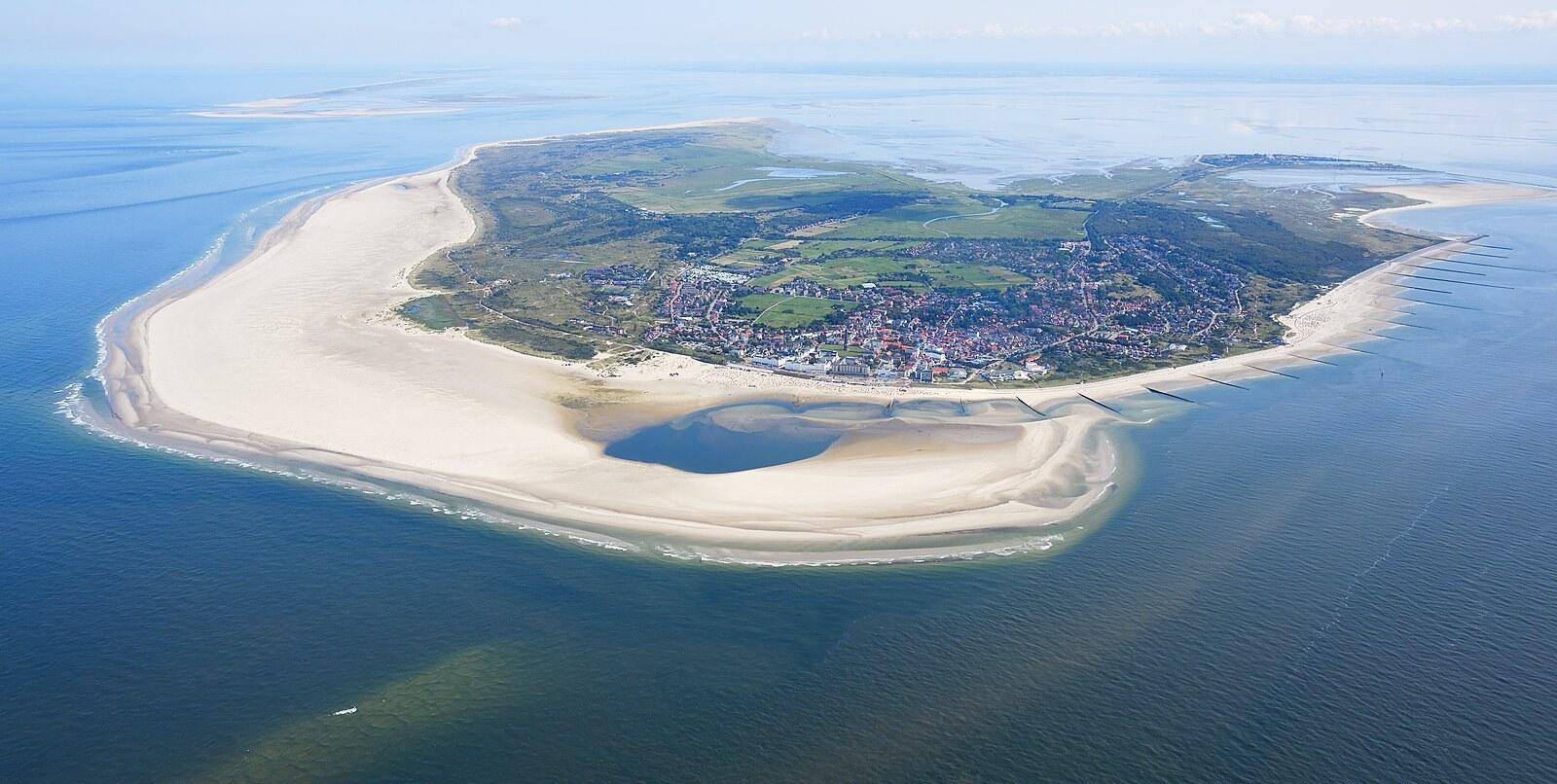 Panoramablick über Borkum – Strand und Dünenlandschaft