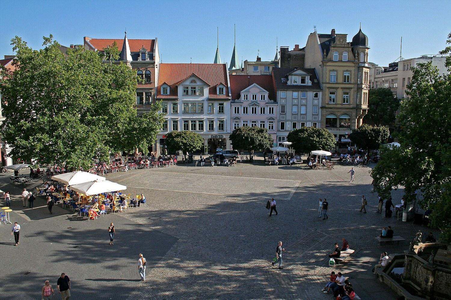 Panoramablick über Braunschweig – Rathaus, Maschsee und Skyline