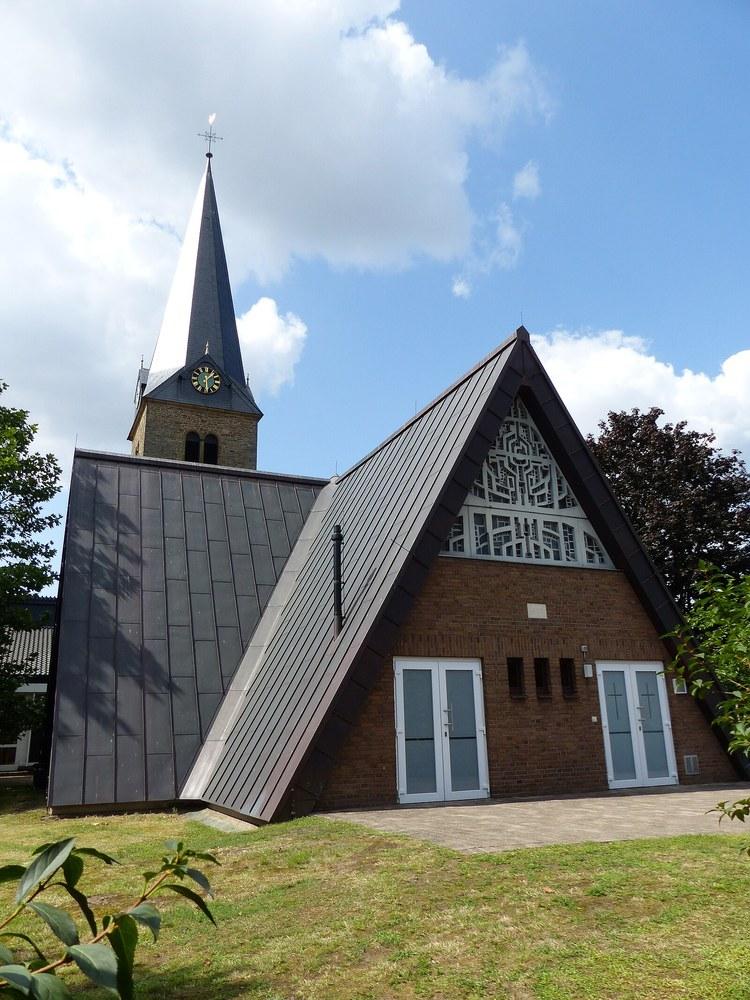 Panoramablick über Brockum – Rathaus, Maschsee und Skyline