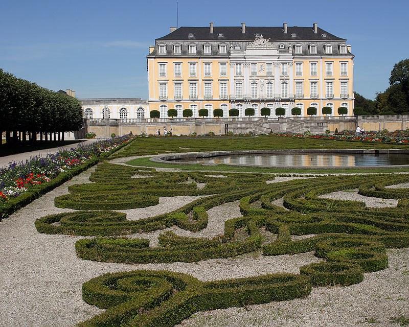 Panoramablick über Brühl – Rathaus, Maschsee und Skyline
