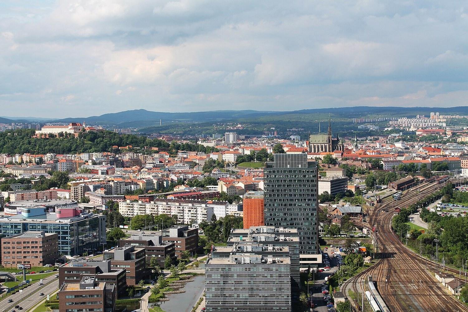 Panoramablick über Brunn – Rathaus, Maschsee und Skyline