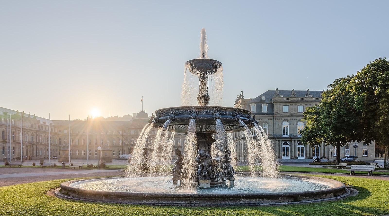 Panoramablick über Brunnen – Rathaus, Maschsee und Skyline