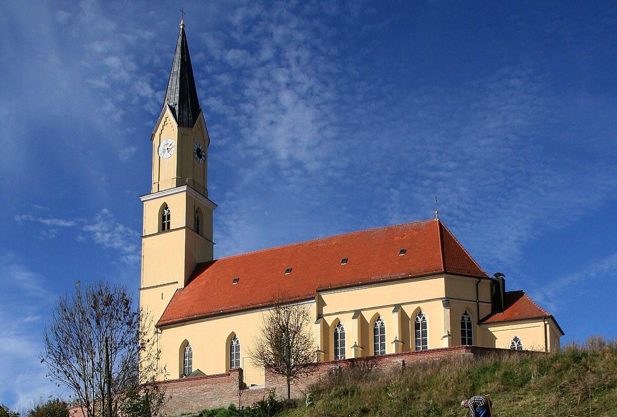 Panoramablick über Buchbach – Rathaus, Maschsee und Skyline