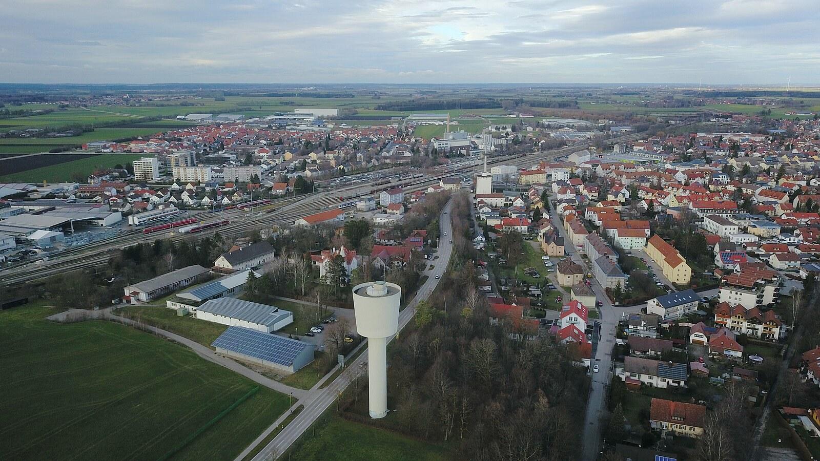 Panoramablick über Buchloe – Rathaus, Maschsee und Skyline